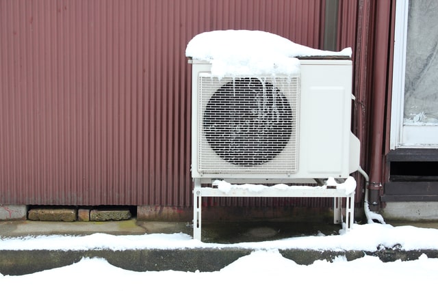 寒い冬にエアコンが効かない室外機の霜取り運転と対策について解説！